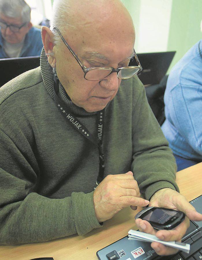 Łodzianin, 90-letni Longin Grodzki, od soboty uczy się na kursie komputerowym dla seniorów serfowania w sieci.