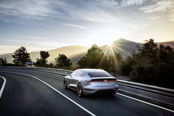 Audi A6 e-tron conceptAudi realizuje swoją „e-wolucję” w kierunku mobilności elektrycznej. Podczas Auto Show Shanghai 2021, cztery pierścienie zaprezentują