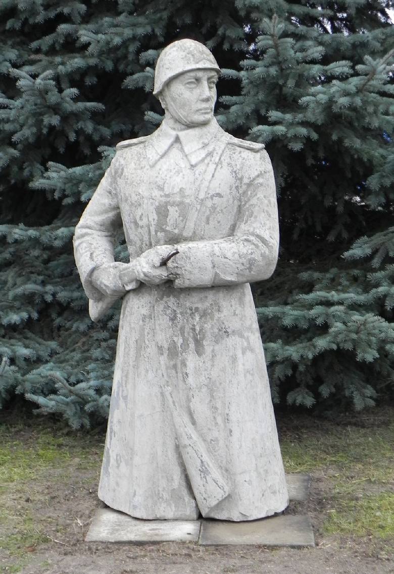 Betonowy pomnik sowieckiego żołnierza, który w czasach PRL-u, do 1990 r.  stał na pl. Berwińskiego (od 2009 r. stoi tam Pomnik Bohaterów Powstania W