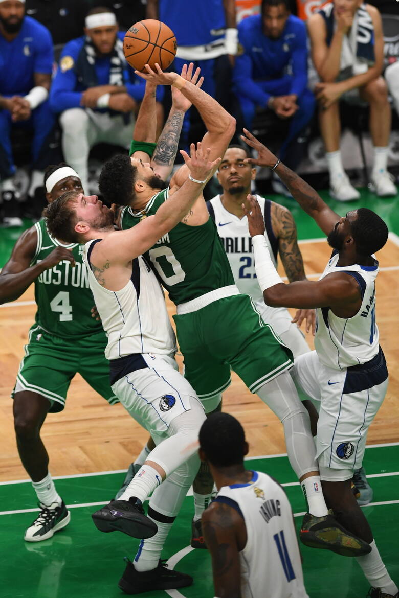 Mały napastnik Boston Celtics Jayson Tatum w ataku na kosz Dallas Mavericks