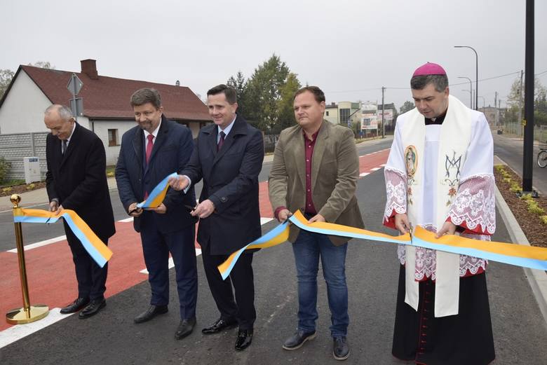 Ulica Kozietulskiego otwarta w Skierniewicach. Władze przecięły wstęgę, biskup poświęcił [ZDJĘCIA, FILM]