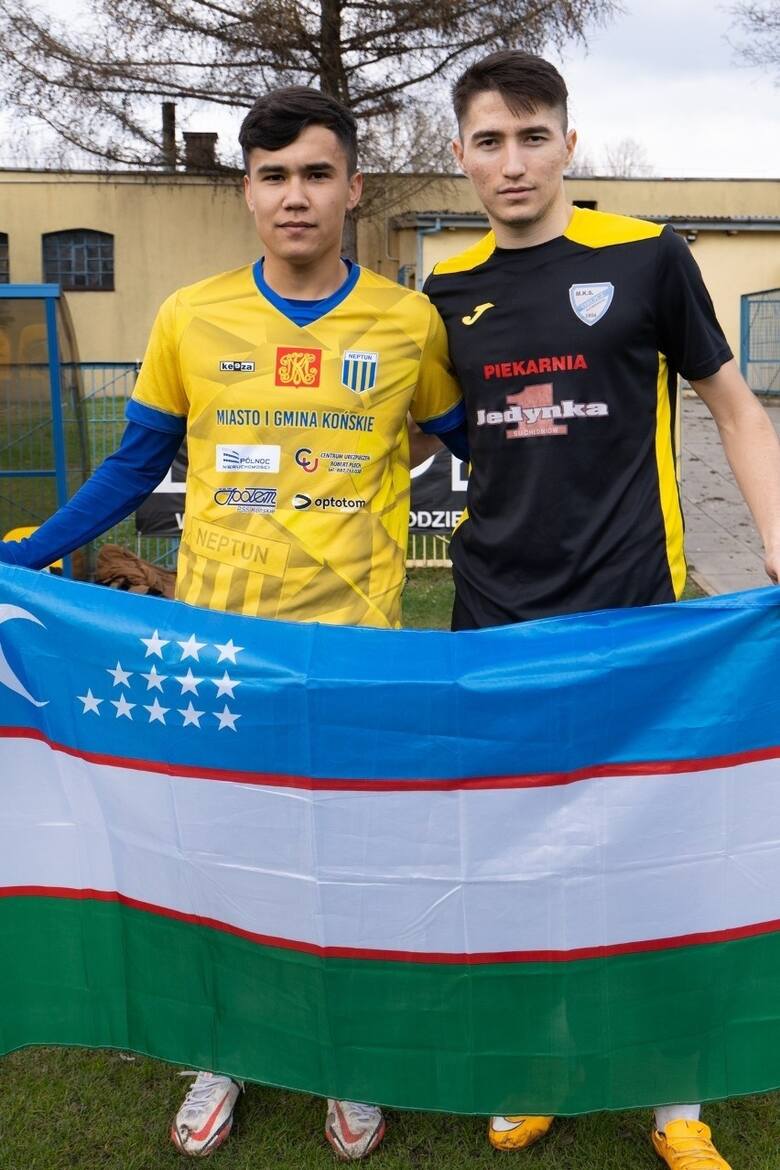 Hummel 4 Liga. Zobacz jak w Końskich żyją młodzi piłkarze z Uzbekistanu - Bunyod Turbungoev i Zufran Akbarov i Kevin Castillo z Kolumbii 