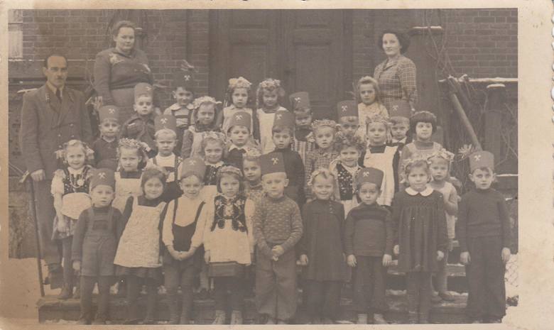 Jedno z niewielu znalezionych zdjęć w archiwum przedszkola. Fotografia pochodzi prawdopodobnie z 1952 r., z uroczystości Dnia Górnika