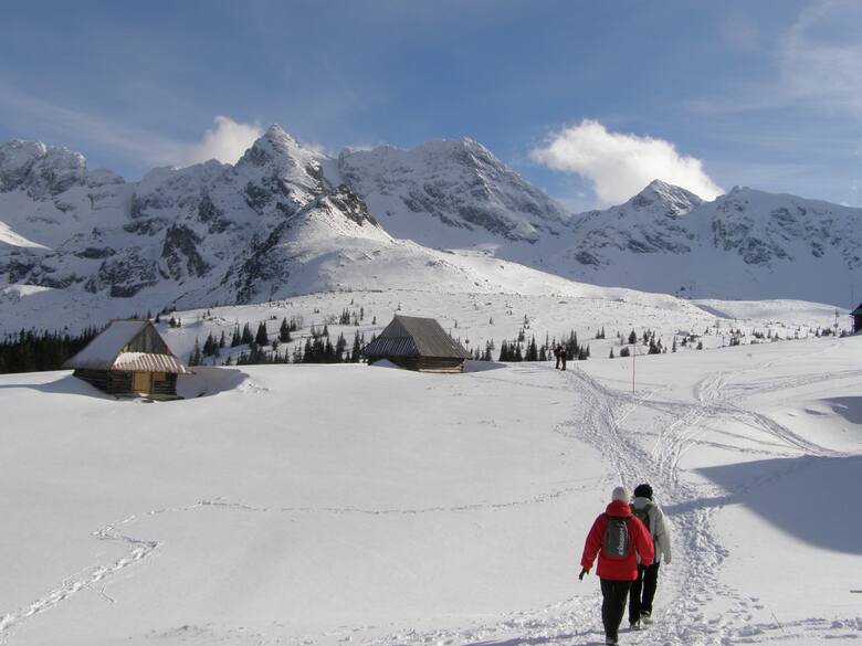 Turyści zimą w Tatrach