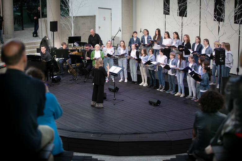 Już od 10 lat Chór Dziecięco-Młodzieżowy OiFP ubarwia przedstawienia operowe, musicale oraz bierze udział w licznych koncertach.