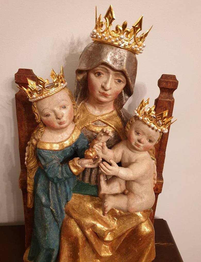 Figura Świętej Anny Samotrzeciej z koronami.
