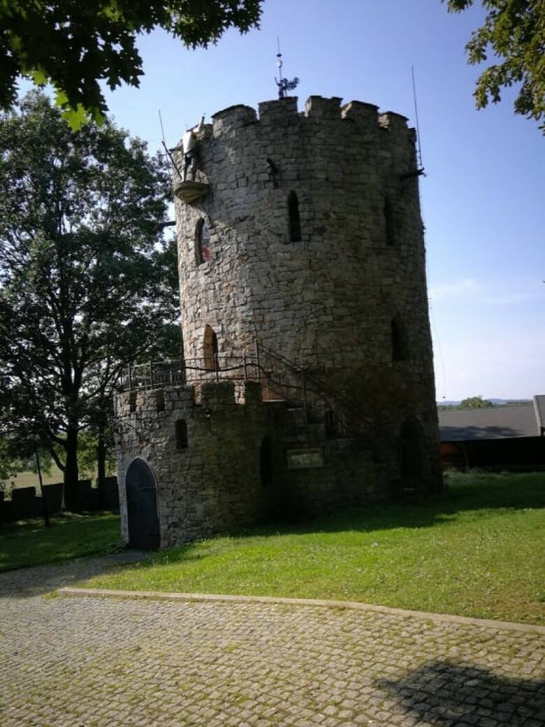Dziś szubienica przypomina średniowieczny zamek, ale przed wiekami, zginęło w tym miejscu wielu ludzi, o czym świadczyły znalezione kości. Nieopodal