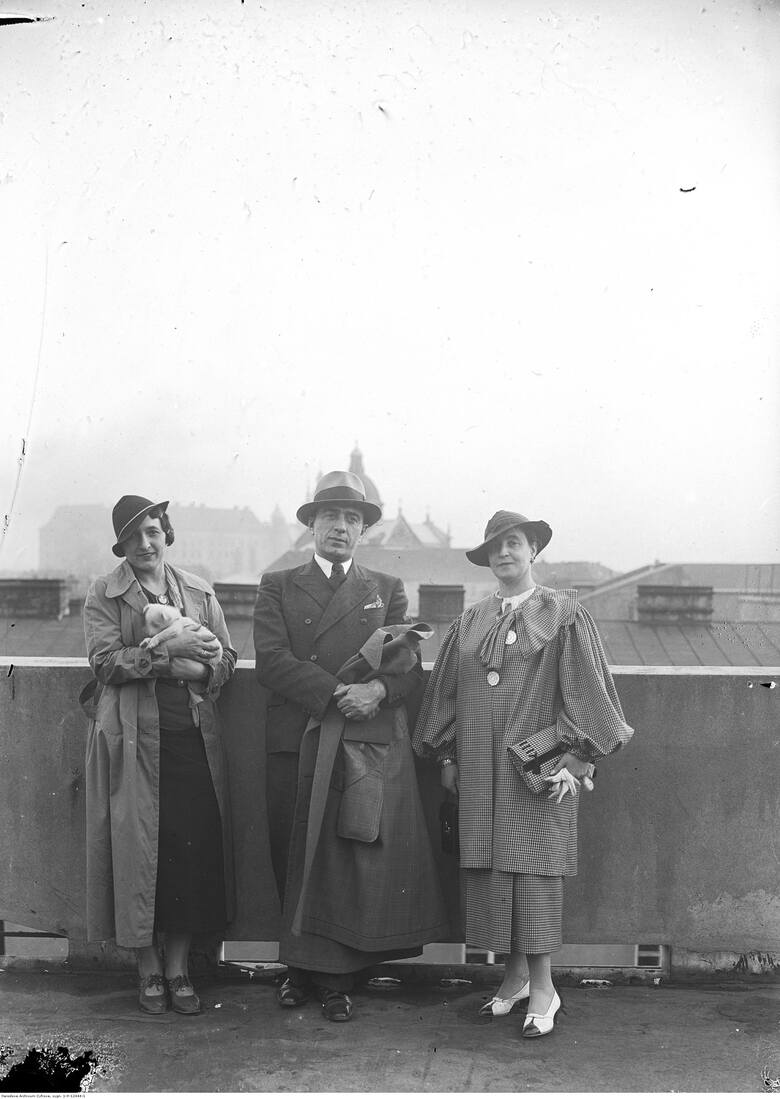 Artyści jugosłowiańscy pianistka Anna Oszedlowa-Dankowa (z lewej) i śpiewak Peter Markovic w towarzystwie pani Drozdowskiej z Towarzystwa Polsko-Jugosłowiańskiego w Katowicach, maj 1936 r.