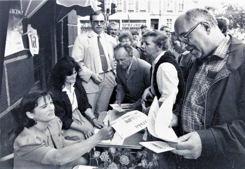 Punkt konsultacji społecznych Unii Wolności na al. Wojska Polskiego w sierpniu 1991 roku, gdzie Anna Bogucka – Skowrońska i Jan Król zabiegali o głosy poparcia w wyborach do senatu i sejmu