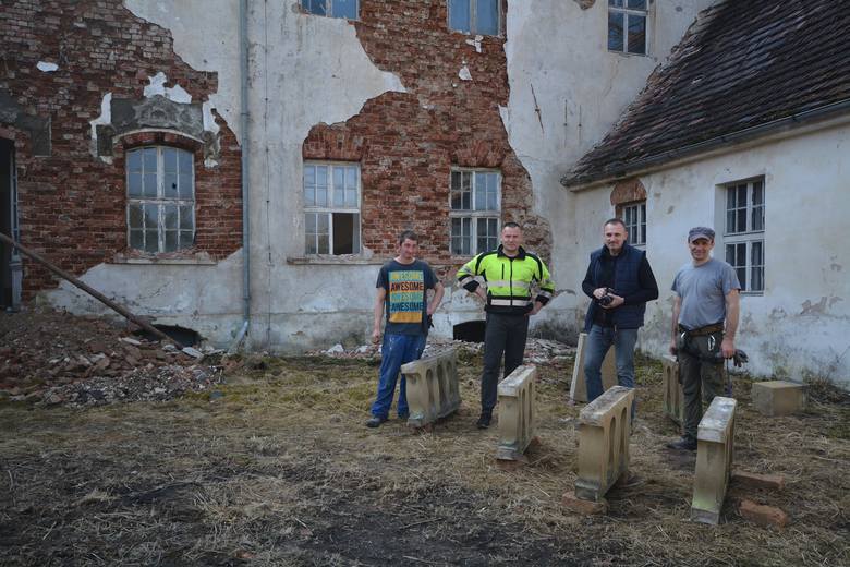 Zobacz jak pasjonaci ratowali fasadę pałacu w Bieczu! 