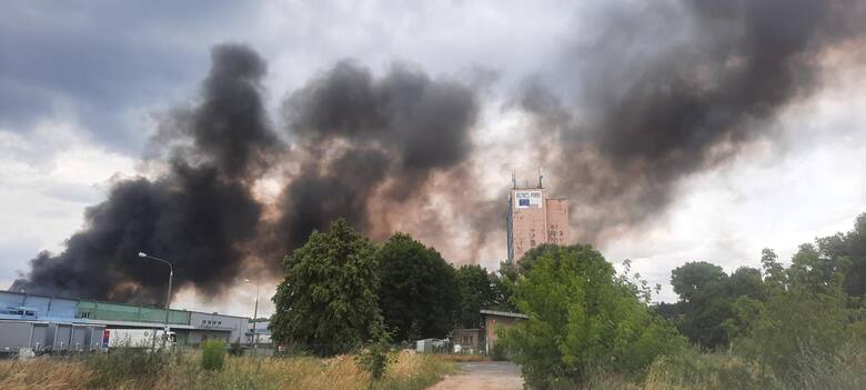 Pożar składowiska niebezpiecznych odpadów w Przylepie został ugaszony po trwającej blisko 30 godzin akcji gaśniczej.