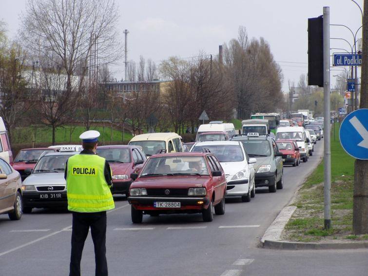 Policjanci z Kozienic apelują o ostrożność na drogach i wokół cmentarzy