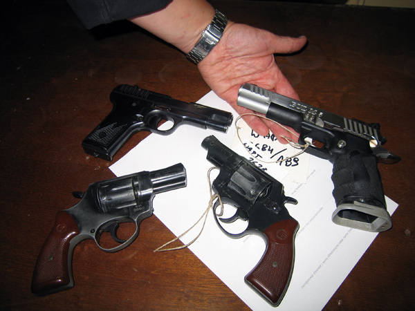 Rewolwery i pistolety mają służyć myśliwym do dobijania rannej zwierzyny  i do ochrony osobistej.