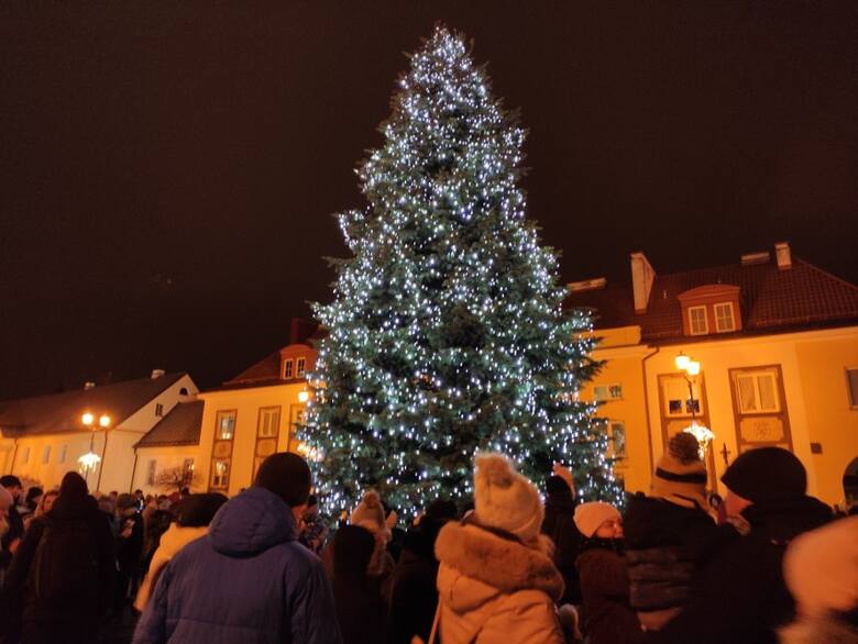 11-metrową choinkę "odpalono" w obecności specjalnego gościa. W grudniu Białystok nawiedził święty Mikołaj!