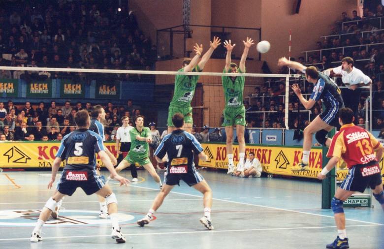 Przed półfinałami play off w sezonie 1999-2000 hala przy ul. Czereśniowej wypełniała się nadkompletem publiczności ponad godzinę przed pierwszymi gwizdkami arbitrów. Tę akcję gorzowian kończył atakiem z prawego skrzydła Karol Hachuła.