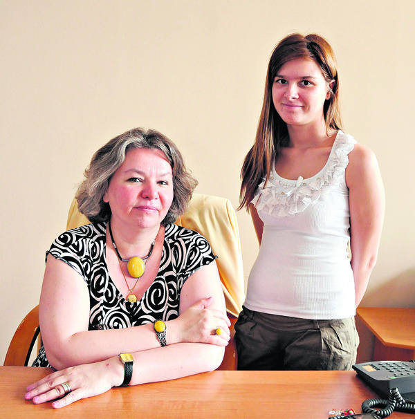 Elżbieta Nowicka, dyrektor XX LO, z jedną z absolwentek - Dagmarą Marciniak,  po wczorajszej poprawce z matematyki.