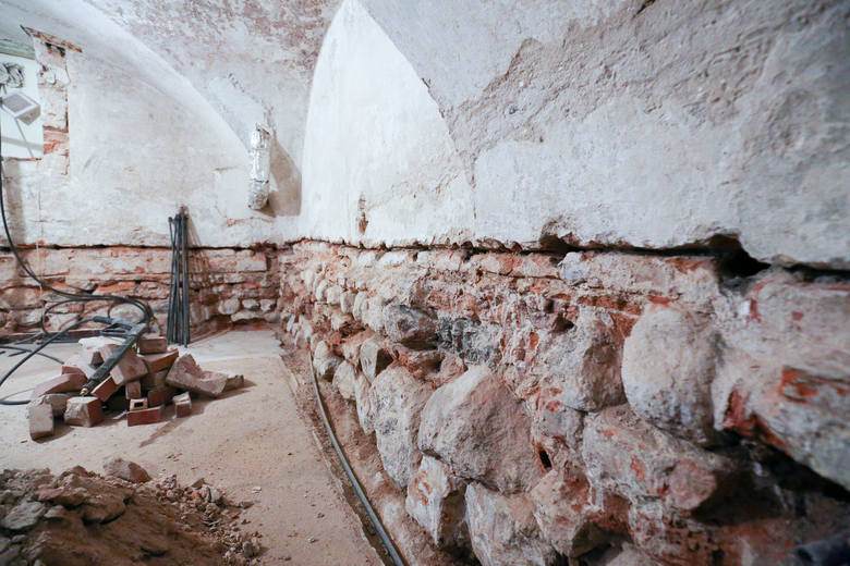 Pod wieloma warstwami tynków znajdują sie XVII-wieczne cegły - dr Magdalena Grasmann oprowadza po piwnicach pałacu Marcina Tomkiela, rzecznika Uniwersytetu w Białymstoku. 