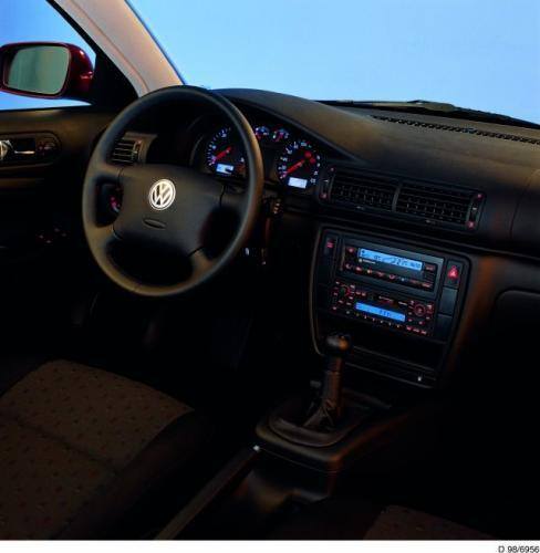 Fot. VW: Tablica przyrządów jest czytelna. Zastrzeżenia użytkowników budzi fioletowy kolor jej podświetlenia.