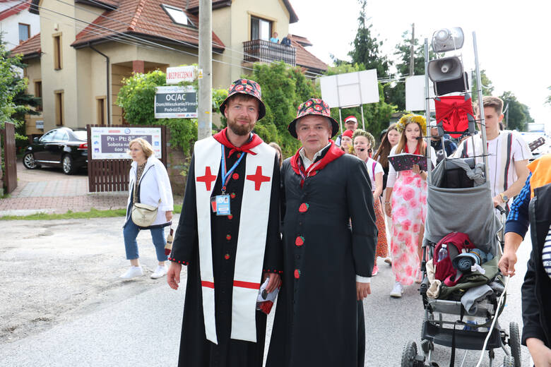 Ksiądz Konrad Wójcik i ksiądz Grzegorz Stachura na czele niezwykle radosnej czerwono-czarnej grupy