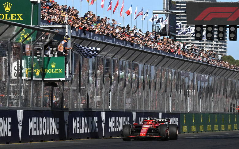 Bolid Ferrari prowadzony przez Hiszpana Carlosa Sainza mija linię mety wyścigu o Grand Prix Australii