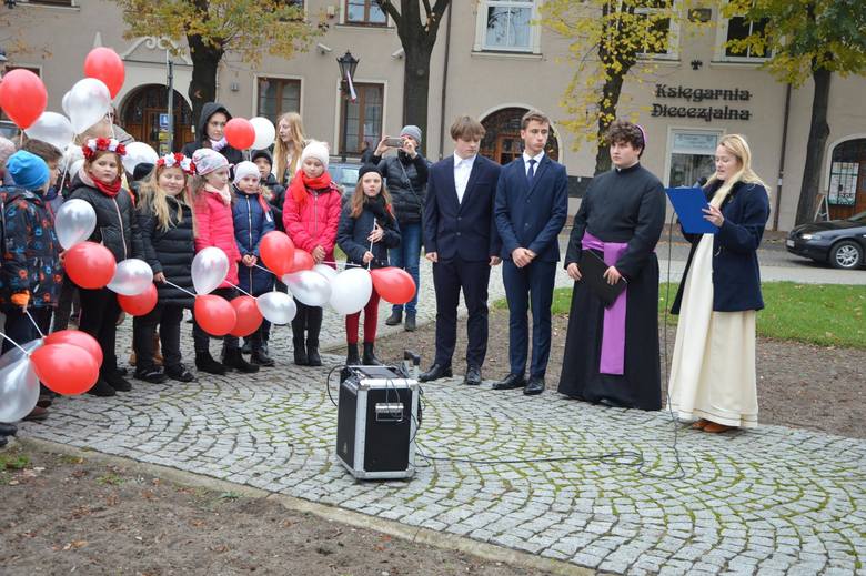 Patriotyczny marsz uczniów szkół pijarskich w Łowiczu [ZDJĘCIA]