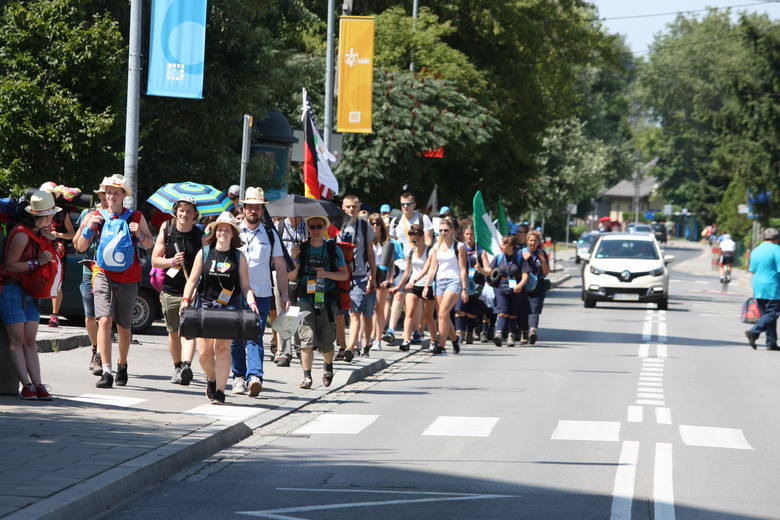 Pielgrzymi w drodze na Campus Misericordiae w Brzegach [ZDJĘCIA, WIDEO]