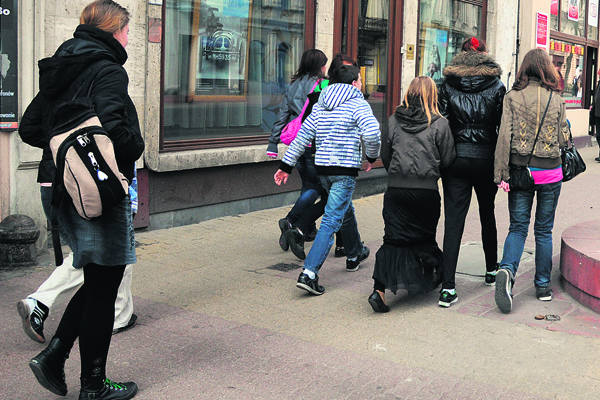 Grupki młodzieży przechadzały się Piotrkowską.