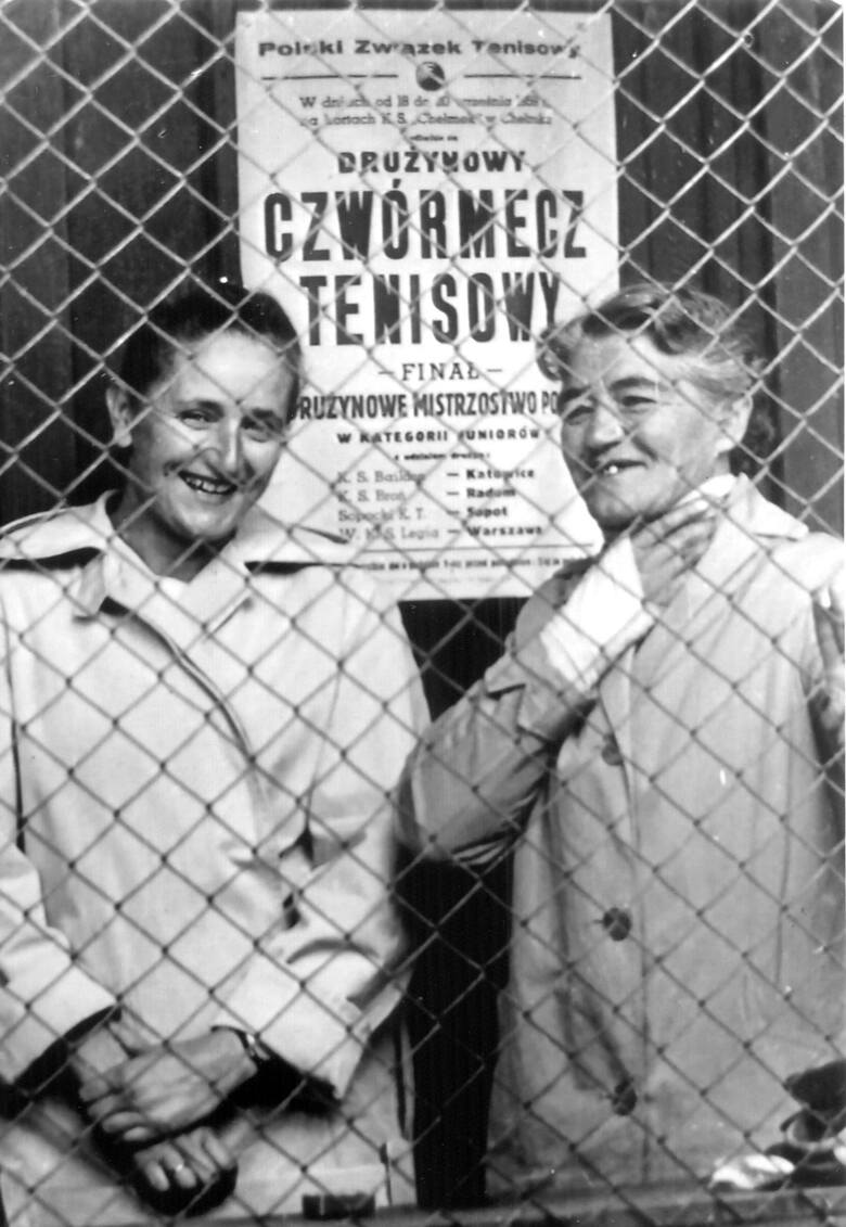 Antonina Mucha (z lewej) z Jadwigą Jędrzejowską. Korty tenisowe w Chełmku, Finały Drużynowych Mistrzostw Polski w niach 18-20 wrzesnia 1959 roku.