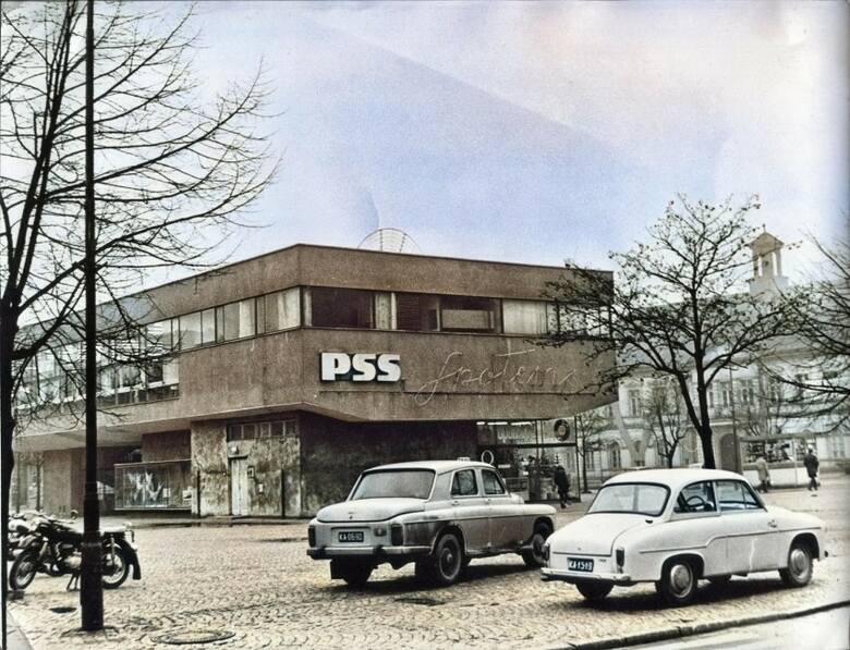 W latach PRL rolę supermarketu pełniła m.in. "Tęcza" zajmująca centralne miejsce na Rynku