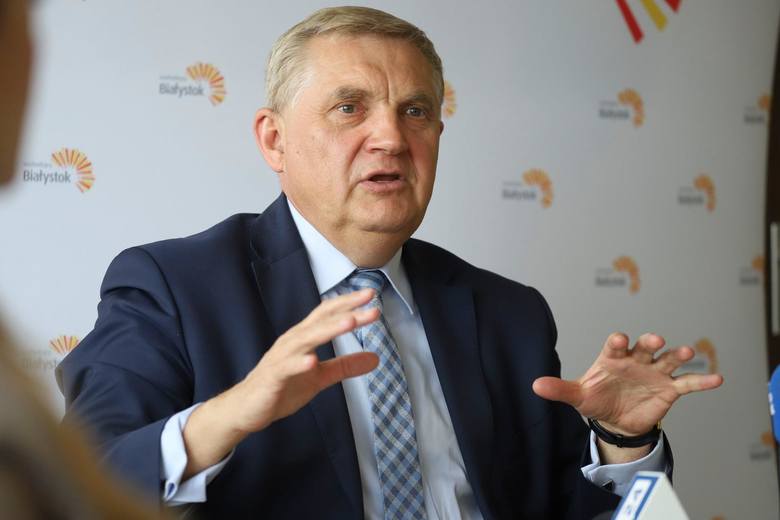Radny Dębowski ma pomysły na rozdawanie, a nie ma na zarabianie - komentuje prezydent Tadeusz Truskolaski. 