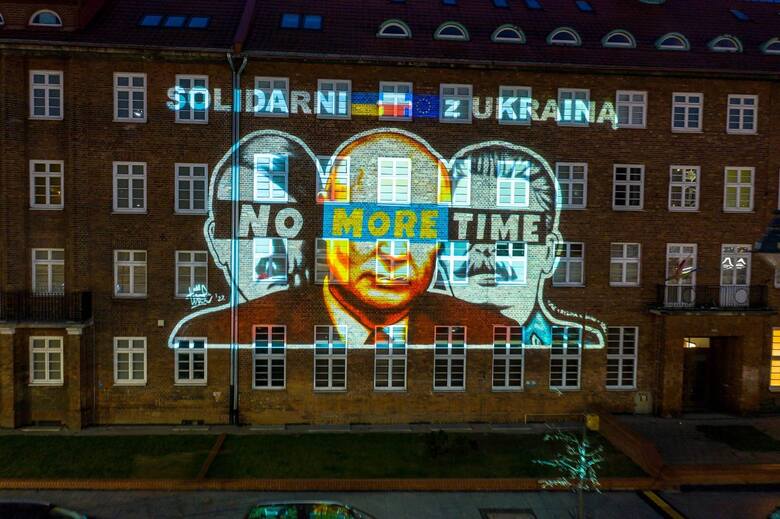 Urząd Marszałkowski w Gdańsku podświetlony w geście solidarności z Ukrainą.