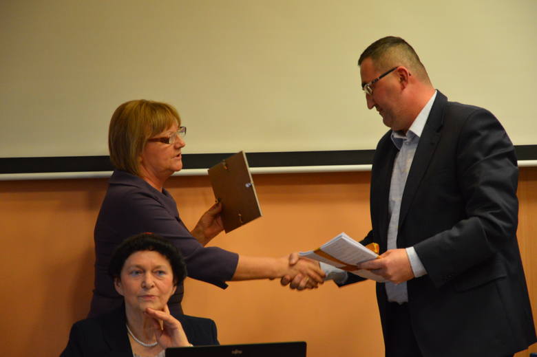 Radna Skubisz demonstracyjnie wręczyła  szefowi rady Wojciechowi Dereniowi ustawy o samorządzie i finansach publicznych oraz statut powiatu - Żeby pan