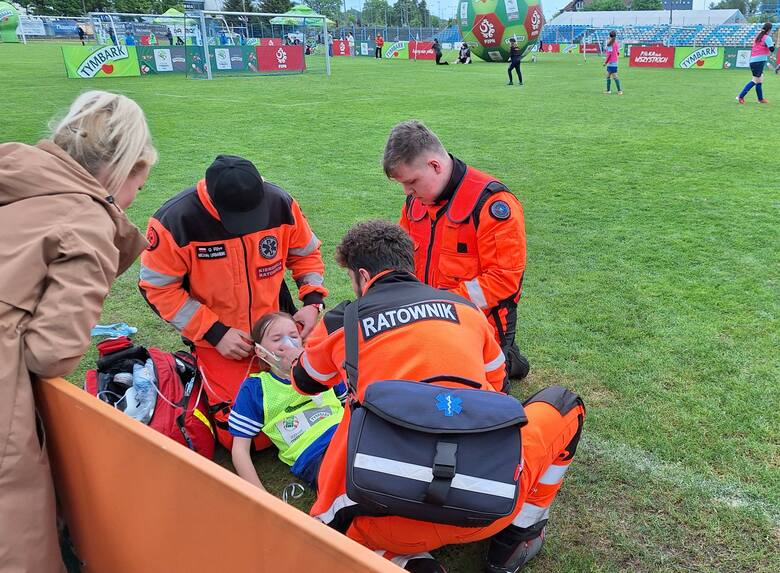 Interwencja ratowników podczas warmińsko-mazurskiego finału XXIV Pucharu Tymbarku dziewczynek U-12 w Iławie