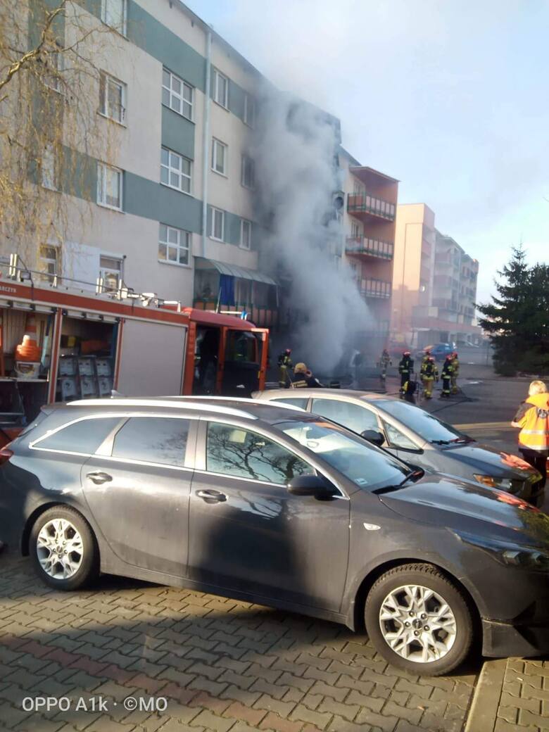 Podczas naprawy samochodu doszło do pożaru, budynek stanął w płomieniach