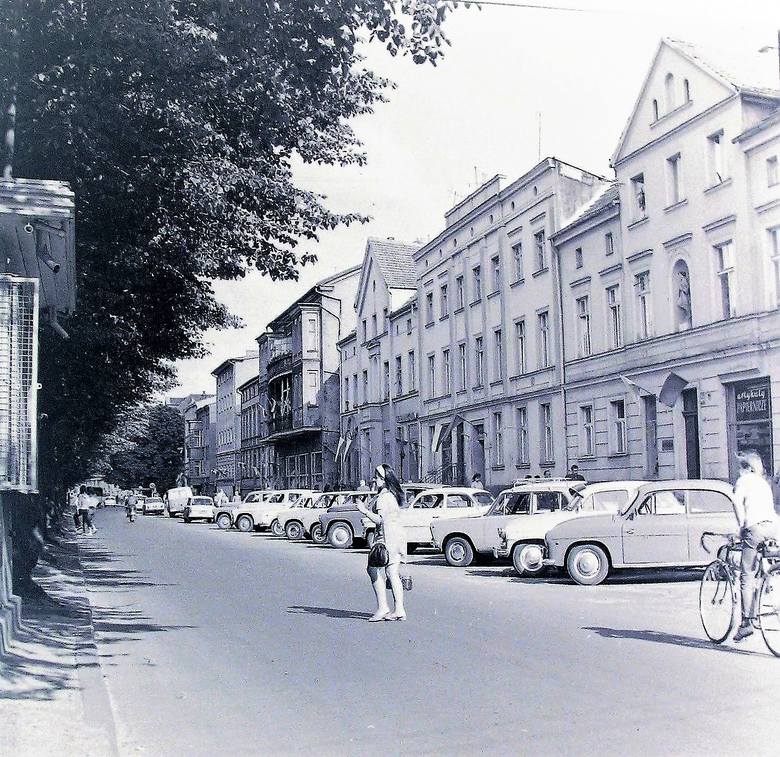 Tak wyglądała latem 1973 roku część zabudowy al. Wojska Polskiego pomiędzy ul. Mickiewicza a Rondem Solidarności, gdzie fasady zdobiły stare rzeźby