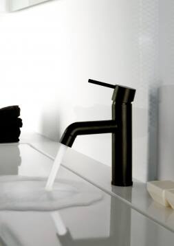Biało-czarne wyposażenie łazienek