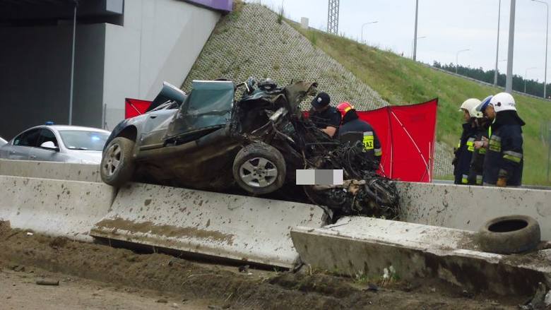Śmiertelny wypadek w województwie łódzkim Samochód spadł
