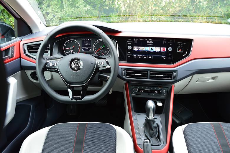Volkswagen Polo Bazowe wersje silnikowe będą mieć pod maską litrową, trzycylindrową jednostkę napędową o mocy 65 KM lub 75 KM. Więcej mocy dostarczy