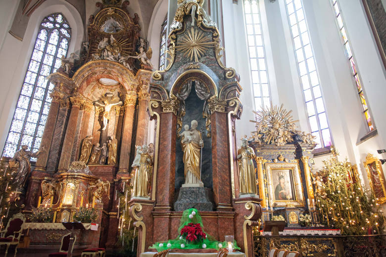 Opolska katedra jest świątynią gotycką, ale jej ołtarz główny i towarzyszące mu dwa ołtarze boczne pochodzą z okresu baroku. 