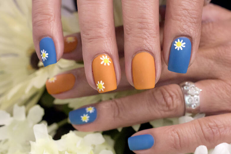 Flower nails to modny trend w stylizacji paznokci. Wykonanie uroczych stokrotek nie jest trudne.
