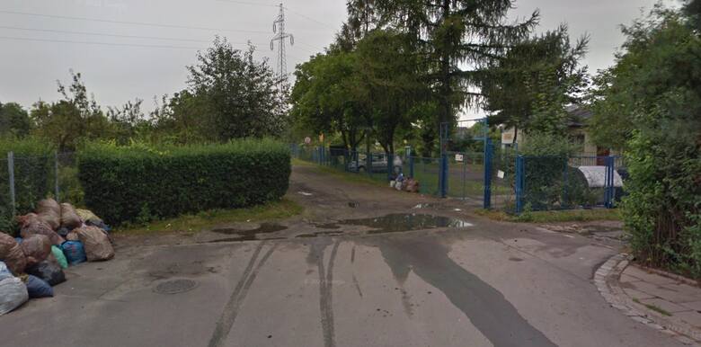 Ścieżka pieszo-rowerowa od strony ul. Francuskiej ma przebiegać między ogródkami działkowymi. Teraz nawierzchnia nie wygląda na bezpieczną...