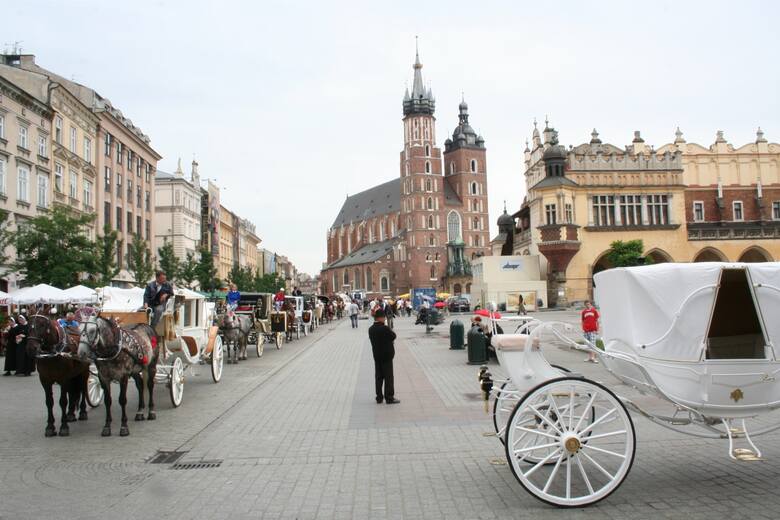 Sercem Krakowa jest Rynek Główny z Sukiennicami i Bazyliką Mariacką. Można tu spędzić cały dzień na zwiedzaniu lub błogim wypoczynku w restauracji lub