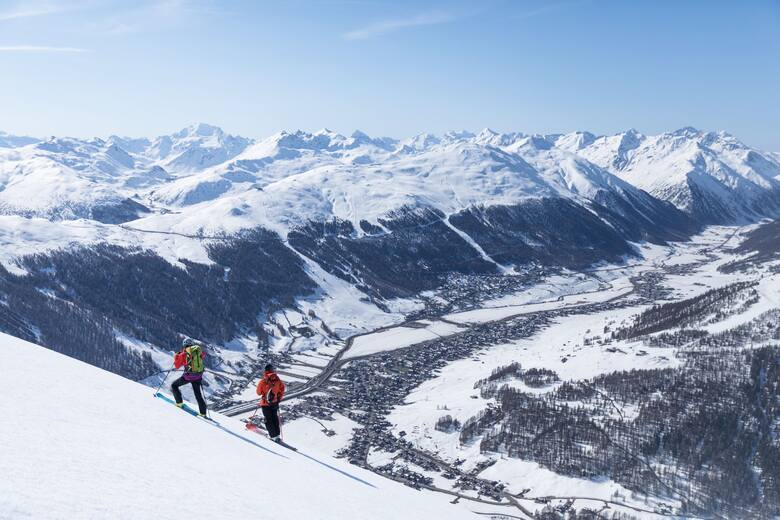 Livigno przyciąga miłośników sportów zimowych, którzy przyjeżdżają tu ze względu na doskonałe warunki śniegowe i tereny narciarskie obejmujące 115 km