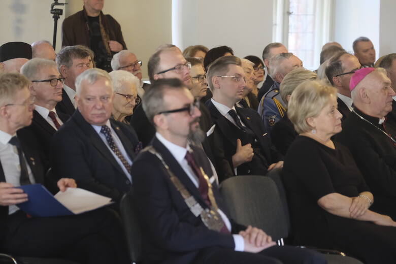 Toruńscy radni przenieśli się w czwartek do Sali Mieszczańskiej, gdzie wspólnie z zaproszonymi gośćmi celebrowali 550-lecie urodzin Mikołaja Kopernika. Goście najbardziej zasłużeni w pielęgnowaniu pamięci o wielkim astronomie, otrzymali okolicznościowe medale.