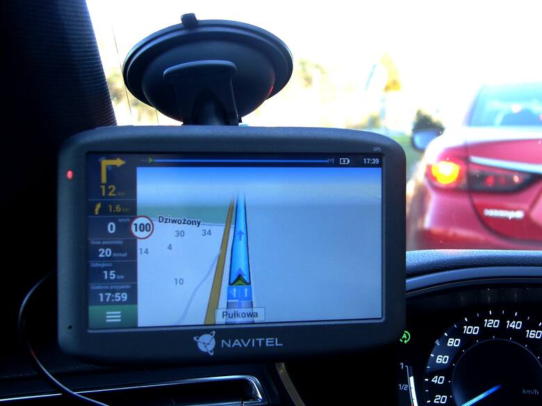 Kilka tygodni temu Navitel wprowadził na rynek nowy model nawigacji GPS – E505. Ta nowość ma dwie istotne cechy, które powodują, że warto jej się uważnie