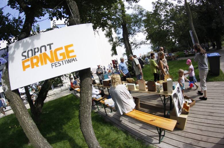 13 sierpnia 2011 roku Sopot Fringe Festiwal 2011. to 24-godzinna formula maratonu wydarzeń twórczych w przestrzeni miejskiej, na plaży i w parku polnocnym. Współorganizatorem sopockiej edycji Fringe jest MCKA Zatoka Sztuki. nz. Kiermasz rękodzieła