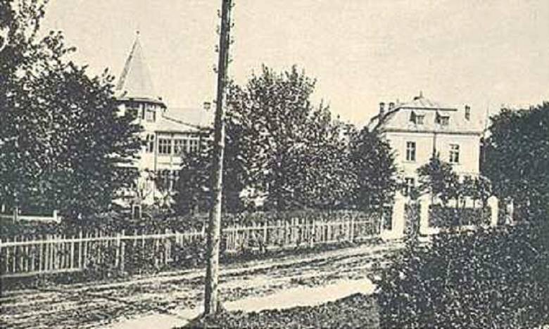 W II Rzeczypospolitej Brzuchowice były popularną wsią letniskową. Zjeżdżali tutaj goście nie tylko z pobliskiego Lwowa.