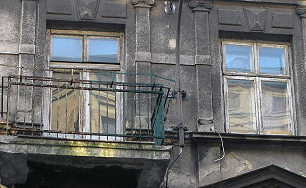 Annie Zakrzewskiej przydzielono mieszkanie na II piętrze kamienicy przy ulicy Wólczańskiej 91. Nie może się jednak do niego wprowadzić...
