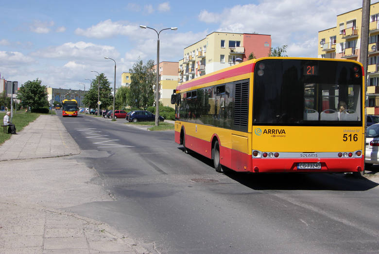 Ulica Ikara przebiega przez środek os. Lotnisko. Ruch jest na niej spory. Jeżdżą tędy m.in. autobusy komunikacji miejskiej.