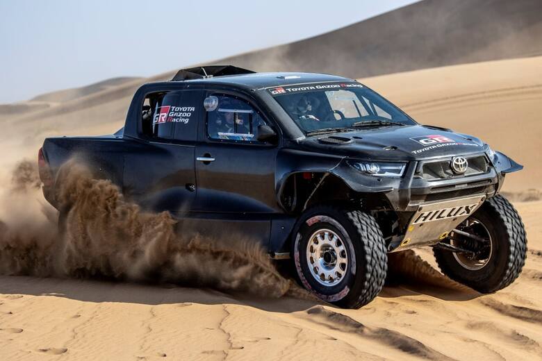 Toyota GR DKR Hilux T1TOYOTA GAZOO Racing wystawi w Rajdzie Dakar 2022 zupełnie nowy samochód, zgodny z nowymi regulacjami dla kategorii T1. Toyota GR